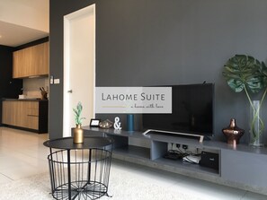 特級套房, 2 間臥室 | 客廳 | 34 吋智能電視連數碼電視頻道、電視