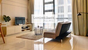 Phòng Suite Premium (Suite26) | Phòng khách | Smart TV 34-inch có truyền hình kỹ thuật số, TV 