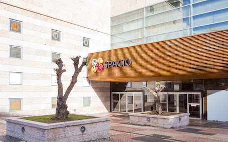 Exterior detail. Stupendo Airport Studio 1