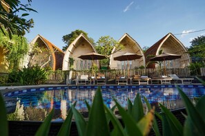 Outdoor pool, pool umbrellas, pool loungers - Unicorn Bungalow (Penida Island)