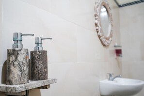 Shower, free toiletries, towels, soap - Unicorn Bungalow (Penida Island)
