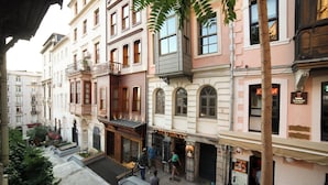 Un edificio a più piani con un caffè al piano terra e un ristorante ben visibile.