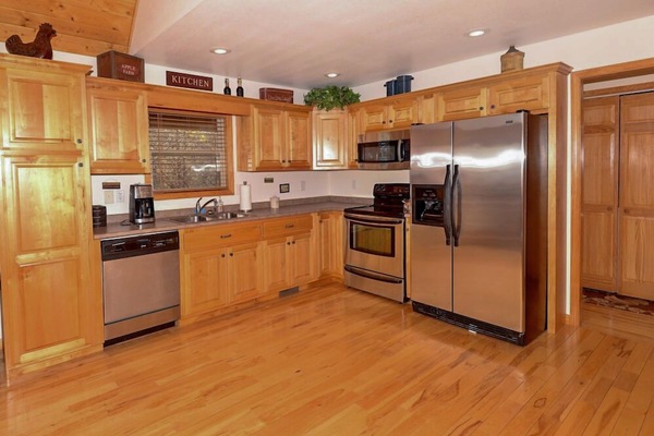 Køleskab, mikrobølgeovn, ovn, kogeplade