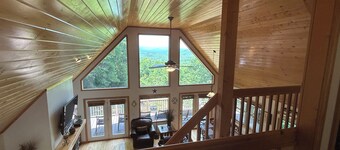 Spacious 3/3 Cabin - Mountain Views , HOT TUB, Game Room & Wi-Fi!