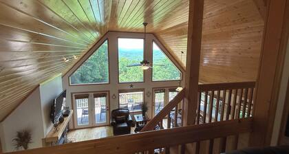 Spacious 3/3 Cabin - Mountain Views , HOT TUB, Game Room & Wi-Fi!