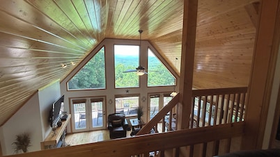Spacious 3/3 Cabin - Mountain Views , HOT TUB, Game Room & Wi-Fi!