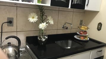 Kühlschrank, Mikrowelle, Toaster, Kochgeschirr/Geschirr/Besteck