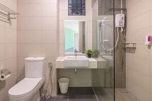 Shower, hair dryer, towels, soap - Arte S Family Suites (George Town)
