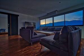 TV - Top Design High Floor Condo, Spectacular Views, Pool, Near Nimmanhemin (Chiang Mai)