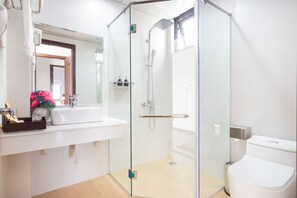 Chuveiro, produtos de toalete grátis, secador de cabelo 