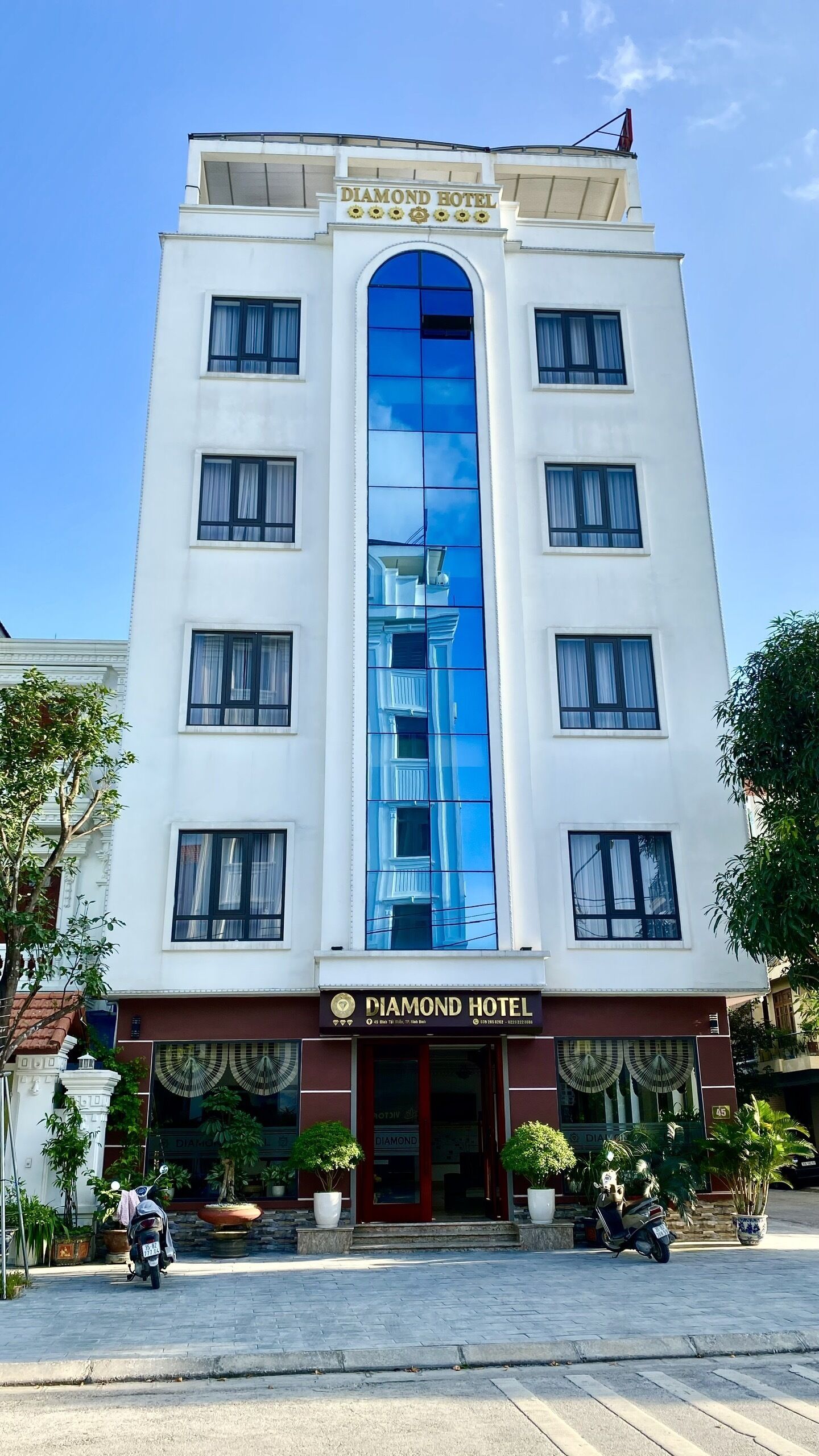 Un edificio a più piani con un cartello ben visibile con la scritta "DIAMOND HOTEL" sulla sommità.
