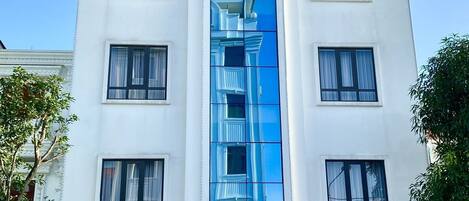 Un edificio de varios pisos con un letrero llamativo que dice "DIAMOND HOTEL" en la parte superior.
