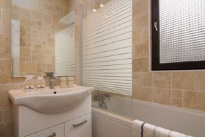 Ensemble douche/baignoire, serviettes fournies