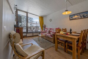 TV, DVD player - Résidence Coeur d'Argentière 101, Argentière (Chamonix), France (Argentière (Chamonix))