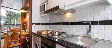 Frigorífic, microones, forn i placa de cuina