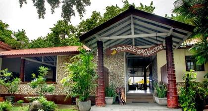 Happy Banana Hotel & Restaurant