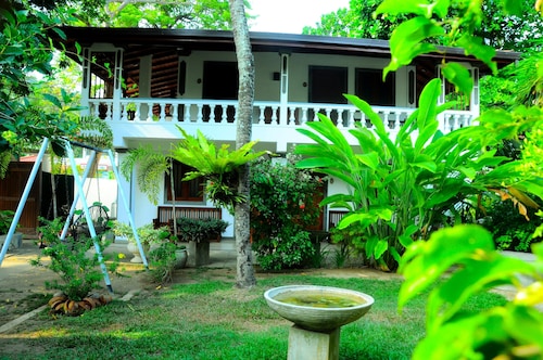 Happy Banana Hotel & Restaurant