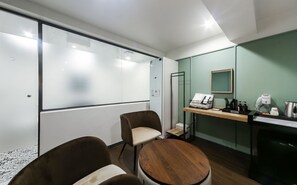 Desk, laptop workspace, free WiFi - Gray 194 Hotel (Busan)