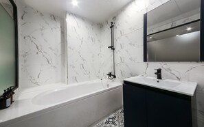 Habitación doble superior | Baño | Artículos de higiene personal gratuitos, secador de pelo y albornoces