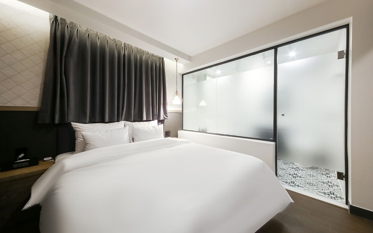 Desk, laptop workspace, free WiFi