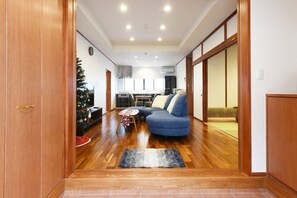 Casa de diseño | Sala de estar | Televisión LCD de 50 pulgadas con canales por cable, una televisión