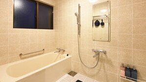 Design House | Bathroom | Combined shower/tub, deep soaking tub, hydromassage showerhead - ORENCHI (Yomitan)