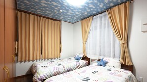 Design House | 4 bedrooms, Tempur-Pedic beds, blackout drapes, iron/ironing board - ORENCHI (Yomitan)