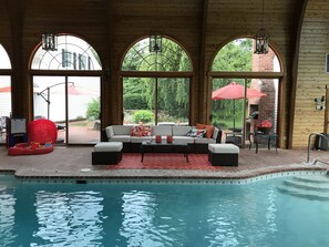 Een binnenzwembad, een verwarmd zwembad