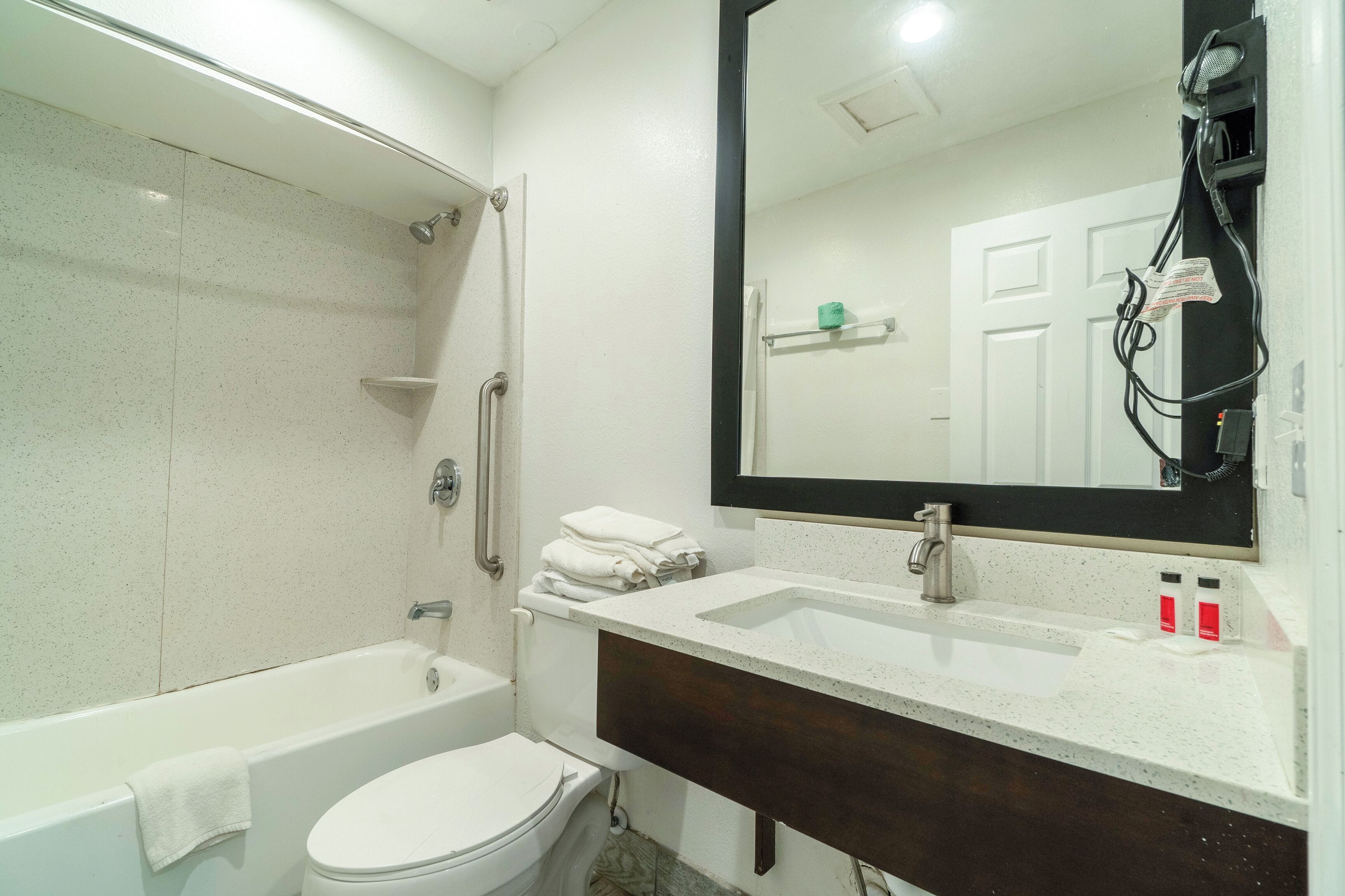 Camera Deluxe, 2 letti queen | Bagno | Set di cortesia gratuito, asciugacapelli, asciugamani