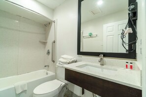 Deluxe Room, 2 Queen Beds | Bathroom - Pelican Inn by Belvilla Aransas Pass, TX (Aransas Pass)