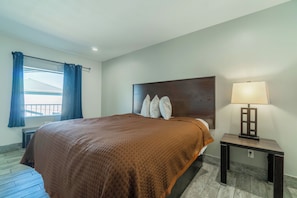 Deluxe Room, 1 King Bed | Minibar, desk, iron/ironing board, free WiFi - Pelican Inn by Belvilla Aransas Pass, TX (Aransas Pass)