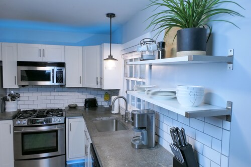 Wonderful 3BDR Guest Suite Sits Between Downtown and the Beach