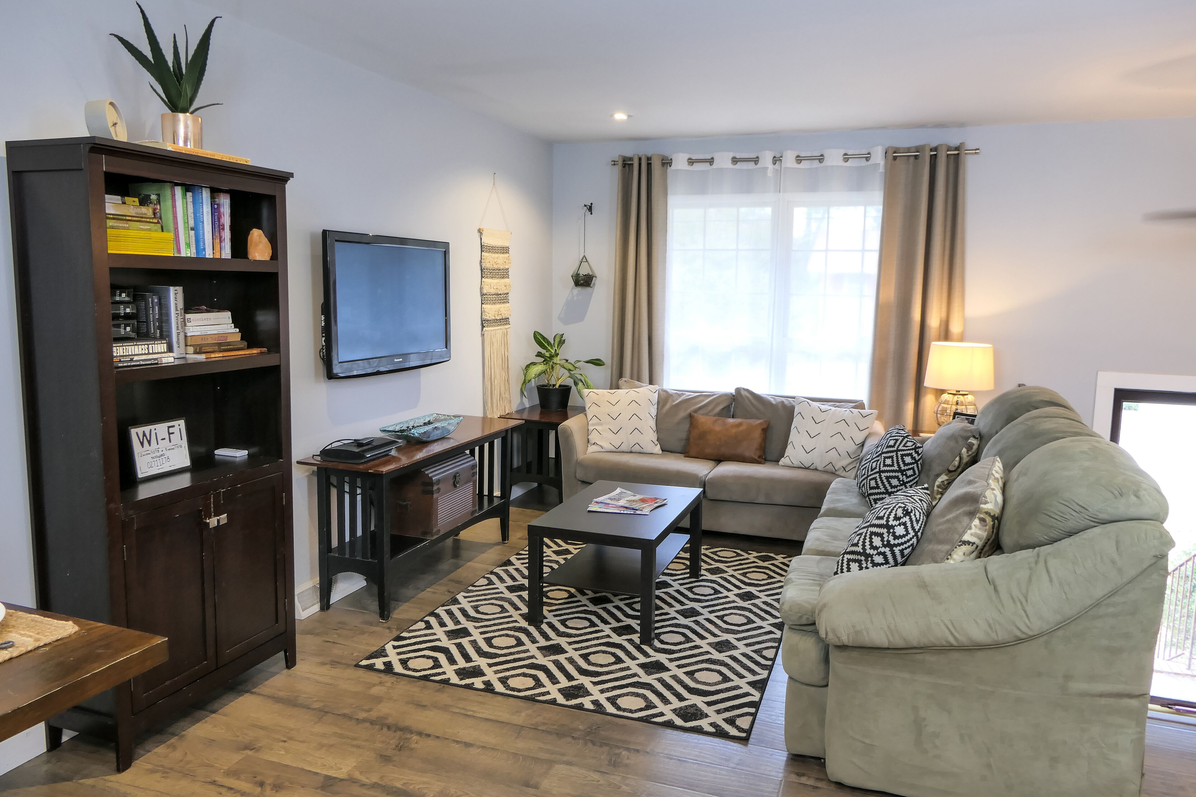 Flatskjerm-TV, videospill, Netflix og Hulu