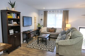 Télévision à écran plat, jeux vidéo, Netflix, Hulu