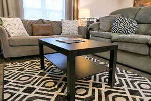 Flat-screen TV, video games, Netflix, Hulu - Wonderful 3BDR Guest Suite Sits Between Downtown and the Beach (Charleston)