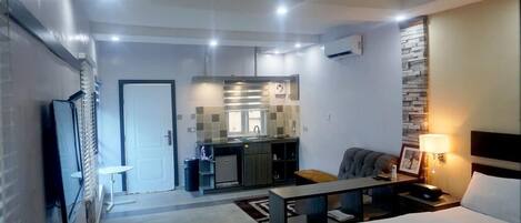 Deluxe Room | In-room safe, individually decorated, individually furnished, desk