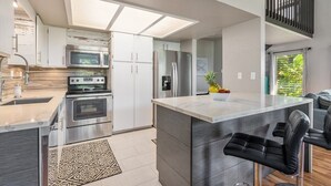 Wasserkocher mit Kaffee-/Teezubehör, Kühlschrank, Mikrowelle, Ofen