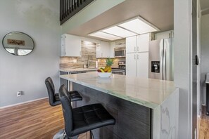 Réfrigérateur, four à micro-ondes, un four, surface de cuisson