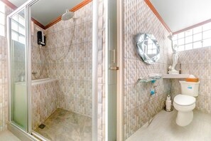 Suite familiar | Baño | Regadera, secadora de cabello, toallas, jabón 