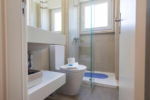 Haartrockner, Handtücher, Toilettenpapier