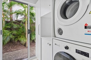 Interior - Sundowner@Sunrise - Walk to Beach (Sunrise Beach)