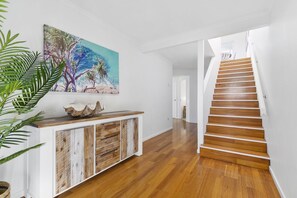 Interior - Sundowner@Sunrise - Walk to Beach (Sunrise Beach)