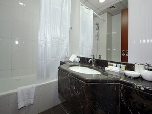 Studio | Salle de bain | Douche, serviettes fournies