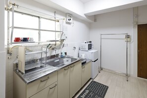 冷蔵庫、コンロ、電気ポット、調理器具と食器