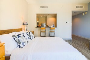 Studio | Free WiFi, bed sheets - Beautiful Studio Apartment in JLT (Dubai)