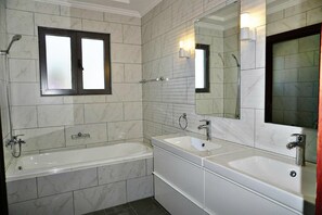 Villa Deluxe, 5 chambres | Salle de bain | Douche à « effet pluie », sèche-cheveux, chaussons, bidet