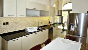 Villa Deluxe, 5 chambres | Cuisine privée