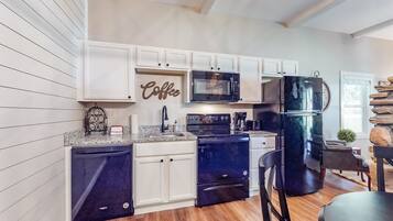 Jääkaappi, mikroaaltouuni, uuni, liesi