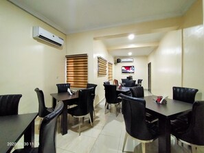 Frühstück, Mittagessen, Abendessen, lokale und internationale Küche 