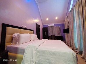 Habitación de lujo | Minibar, caja fuerte, tabla de planchar con plancha y wifi gratis